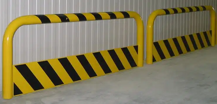 Schwarz-gelber Rammschutz für die Wand